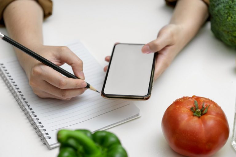 background-blank-concept-cook-cooking-culinary-diet-digital-electronic-food-fresh-green-hand-health_t20_VW74l8 @bongkarngraphic via Twenty20